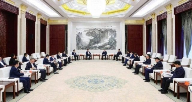 【集團(tuán)要聞】中國(guó)黃金集團(tuán)有限公司與貴州省人民政府簽署戰(zhàn)略合作協(xié)議